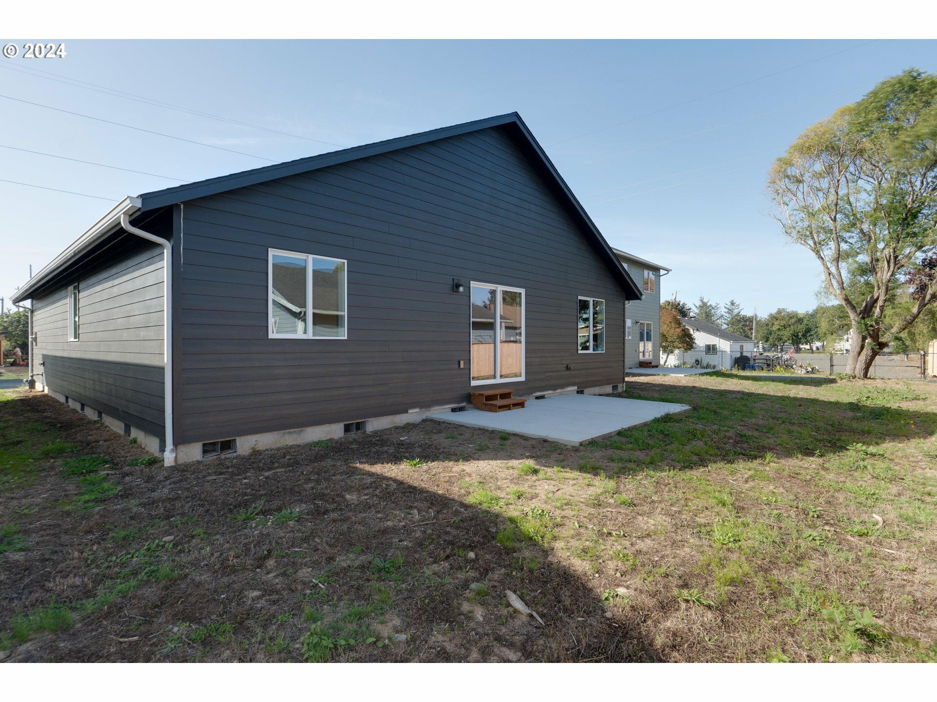 Property Photo: 965 Queen St OR 97138