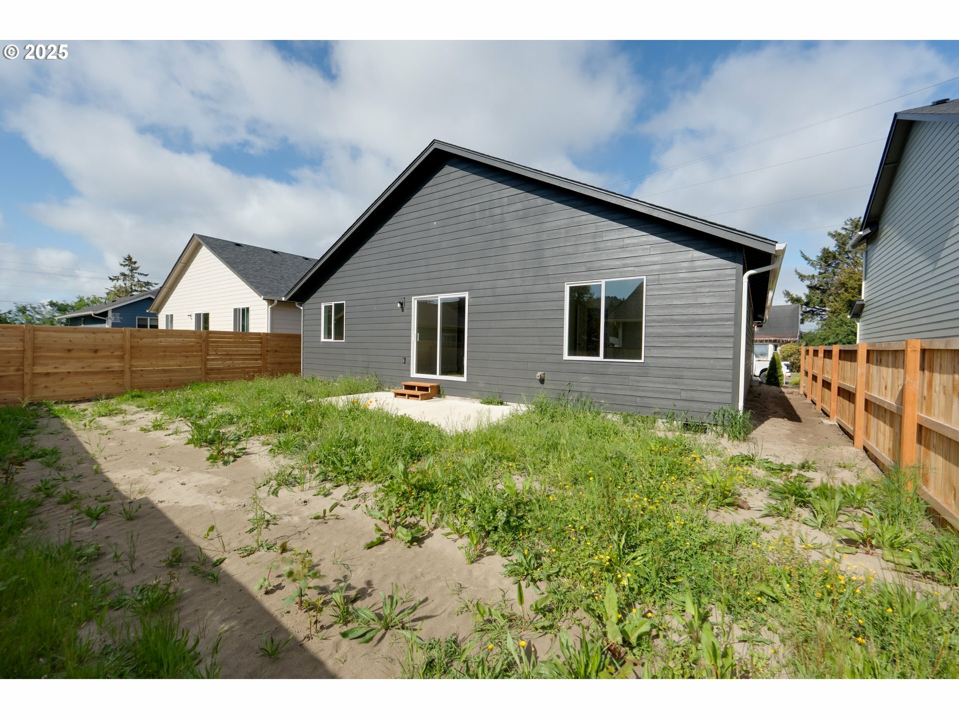Property Photo: 965 Queen St OR 97138