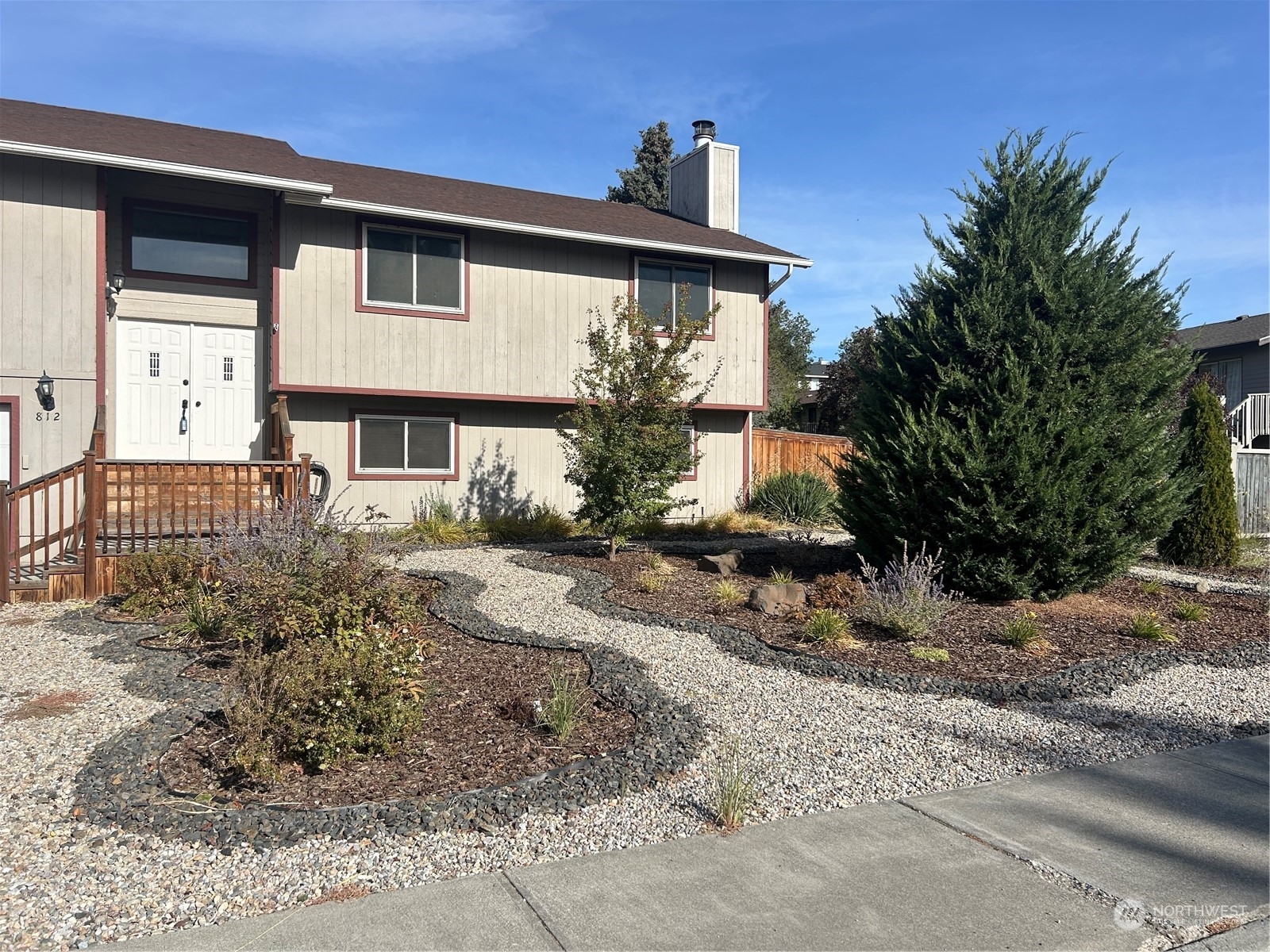 Property Photo:  812 W Edgewater Lane  WA 98837 