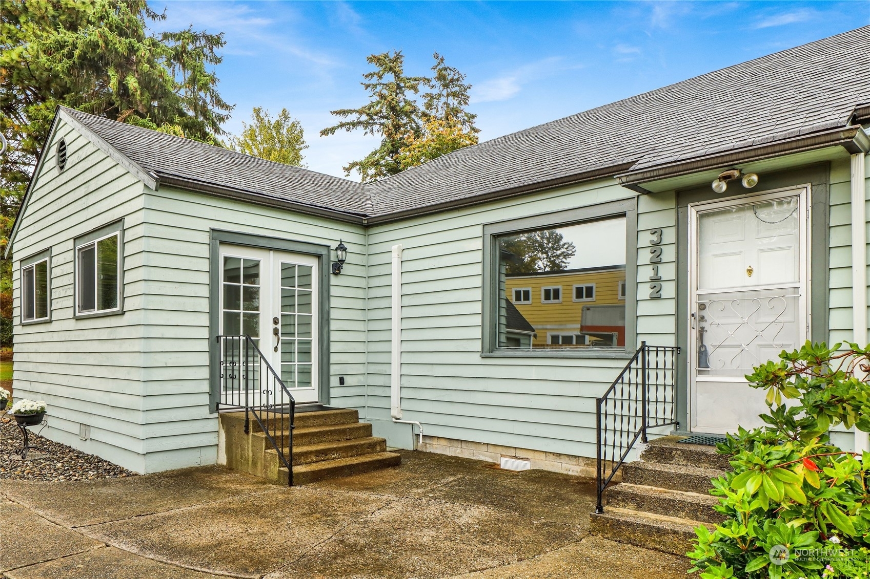 Property Photo:  3212 Alderwood Avenue  WA 98225 