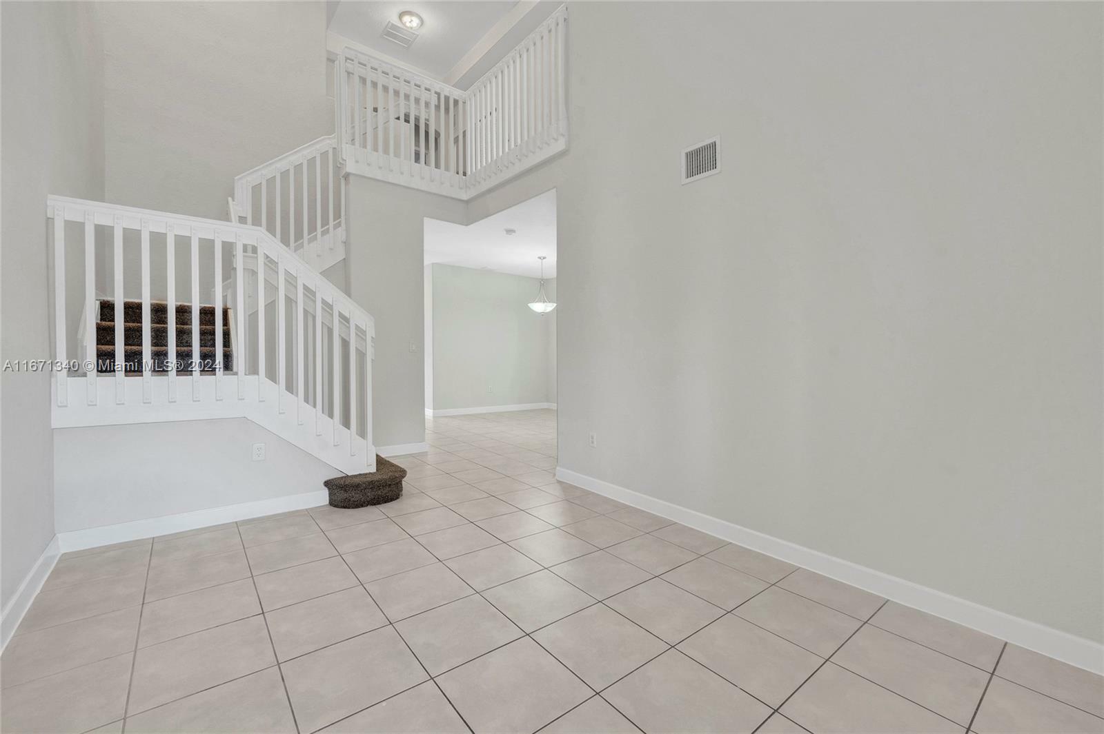 Property Photo:  2570 SE 13th Ct  FL 33035 