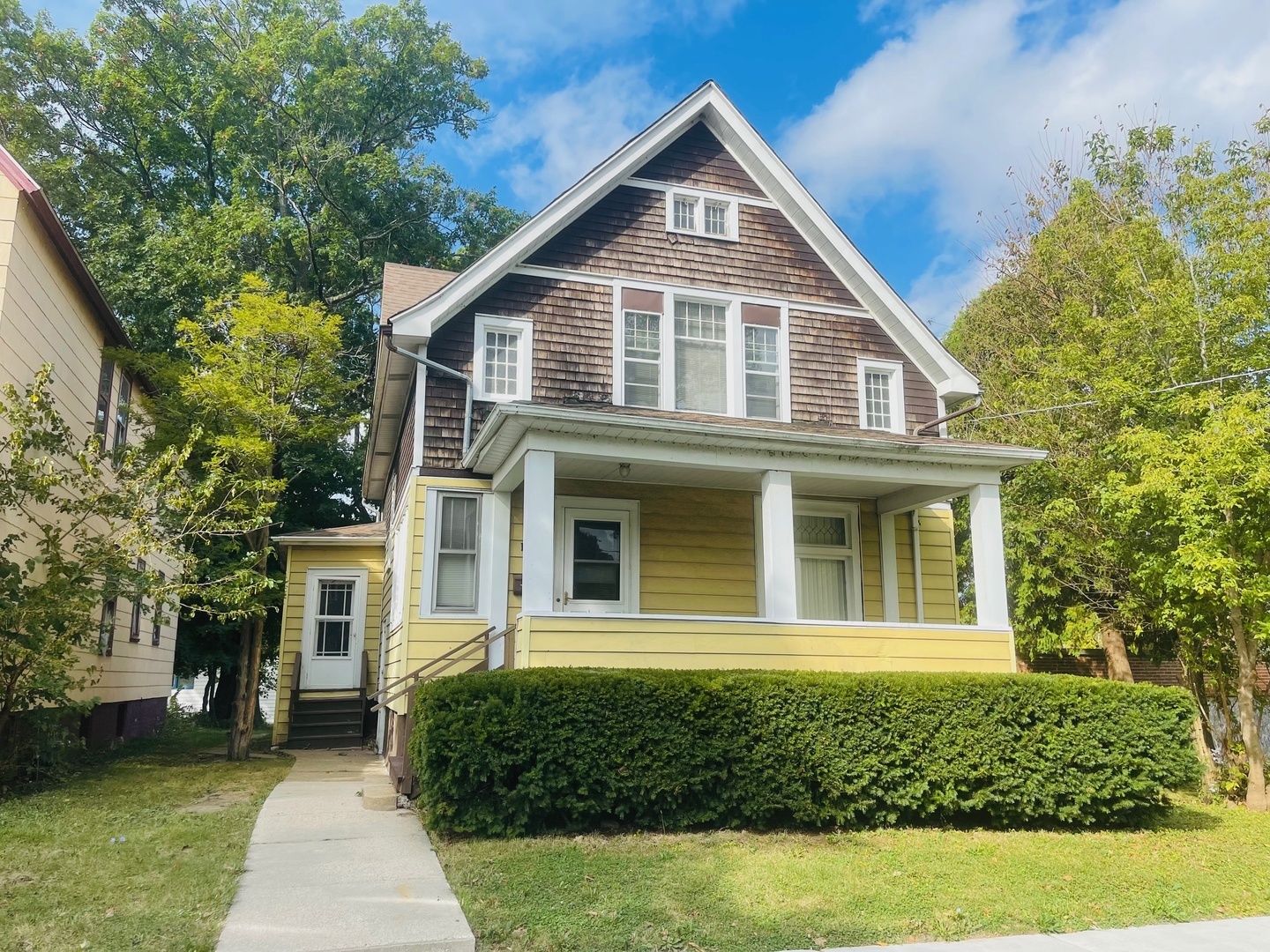 Property Photo:  584 S McAlister Avenue  IL 60085 