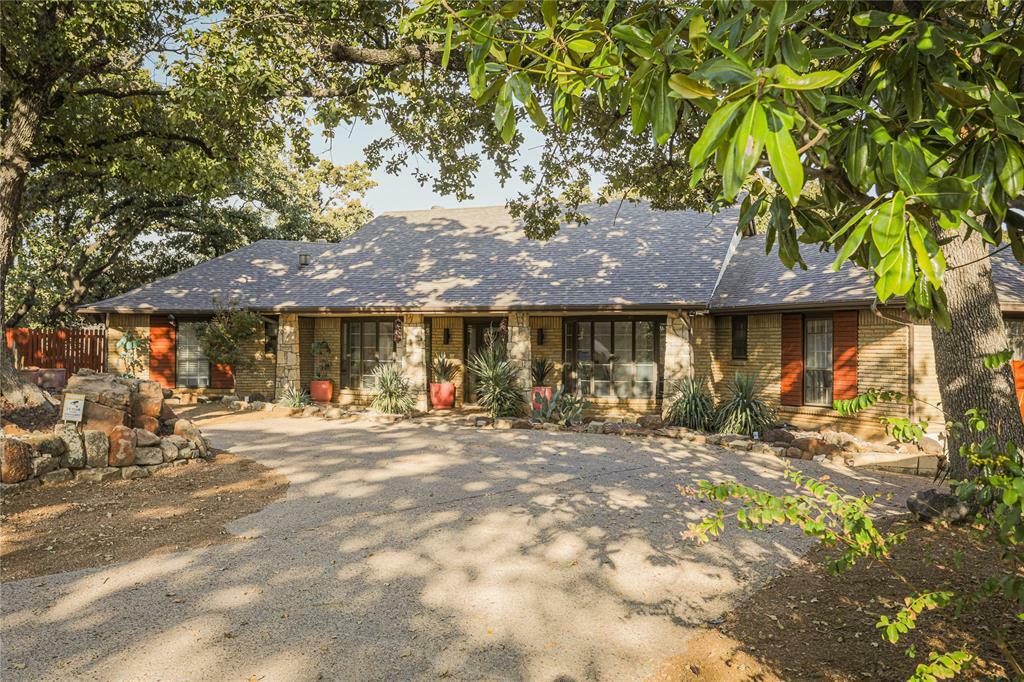 Property Photo:  916 Live Oak Lane  TX 76012 