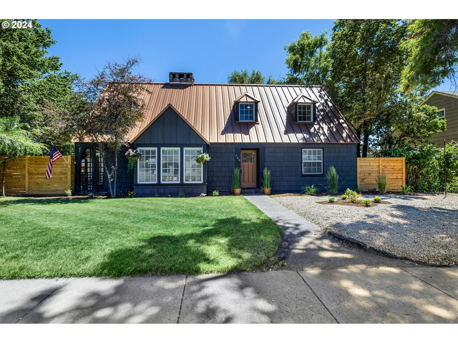 Property Photo: 844 NE 3rd St OR 97754