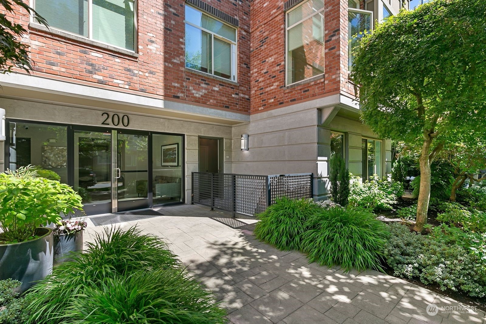 Property Photo:  200 W Comstock Street 102  WA 98119 