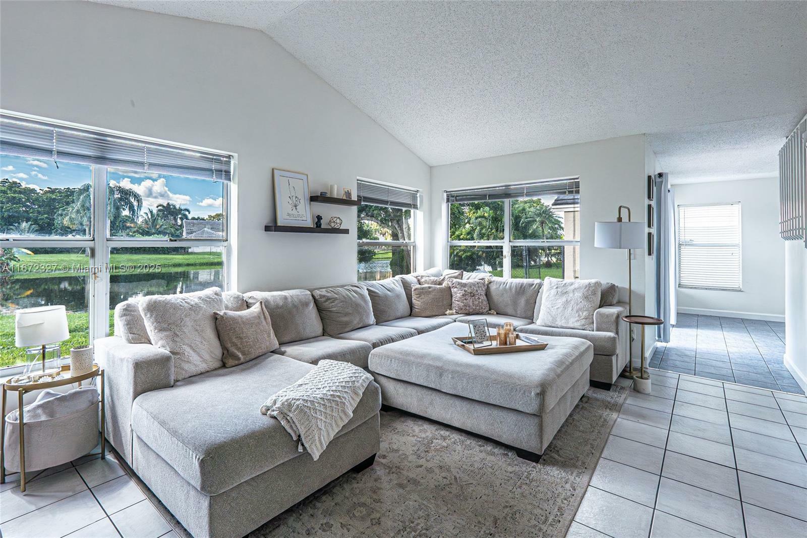 Property Photo: 2913 Myrtle Oak Cir FL 33328