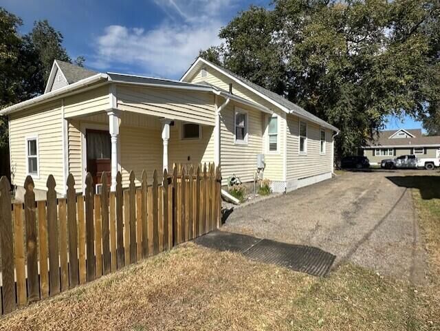 Property Photo:  806 SE 11th Ave  SD 57401 
