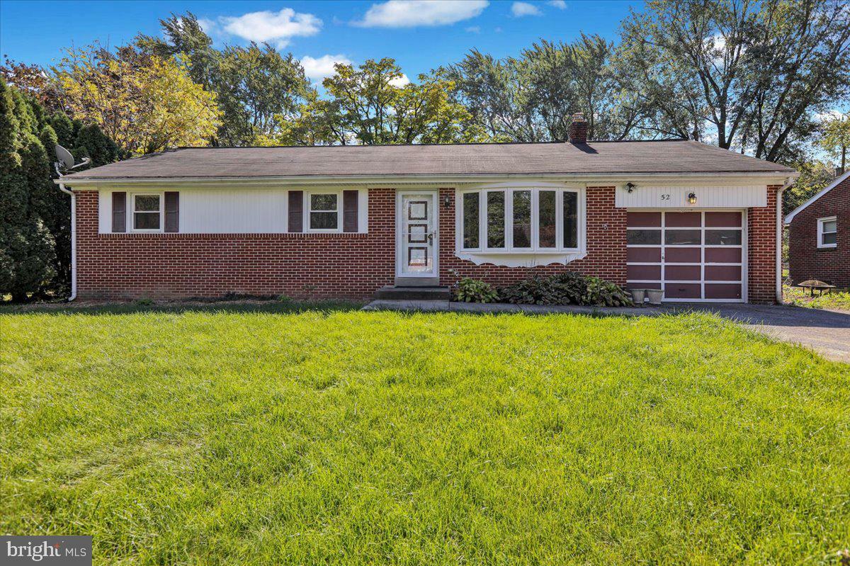 Property Photo:  52 Hampton Lane  PA 17601 