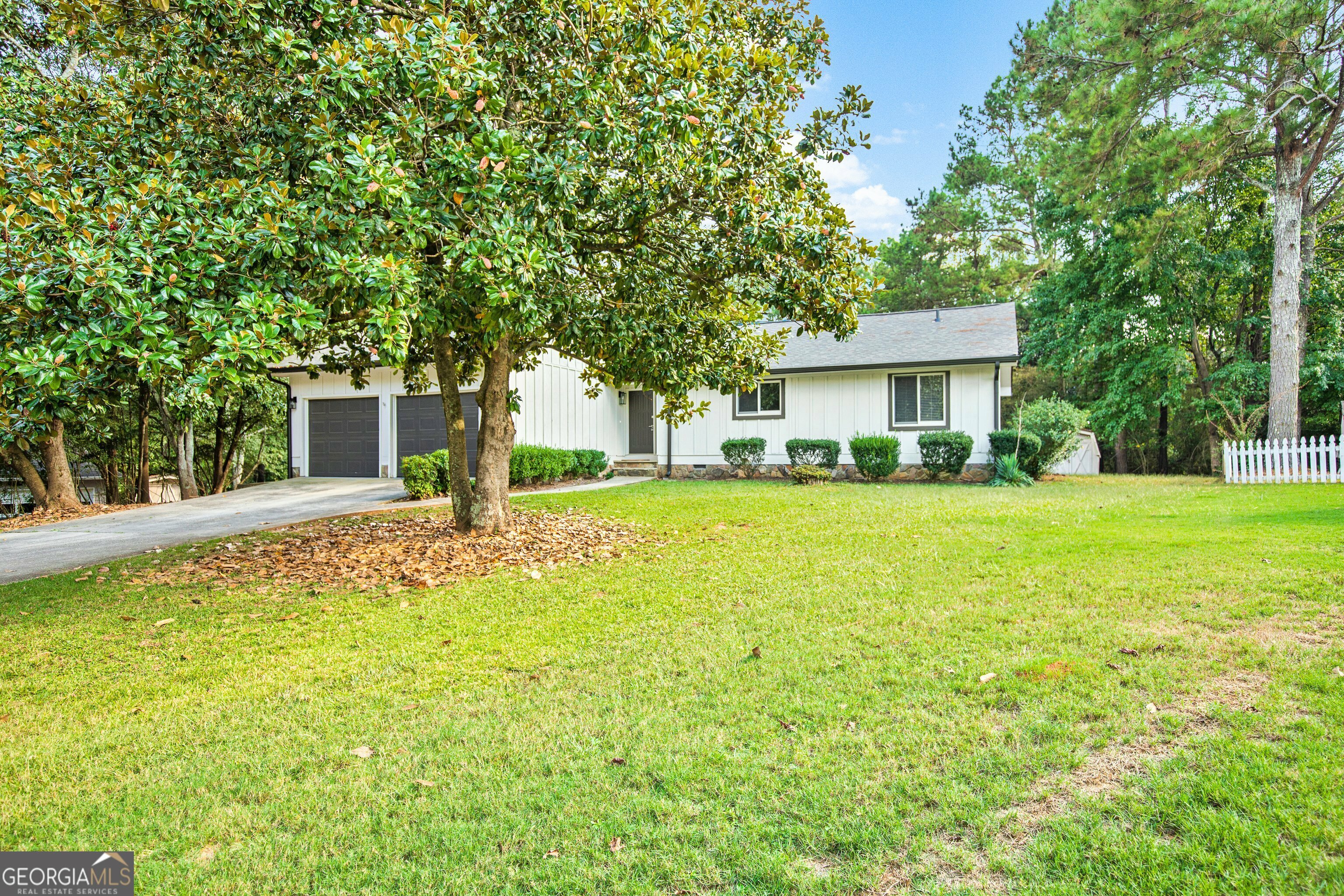 Property Photo:  106 Hedgewood Court  GA 30269 