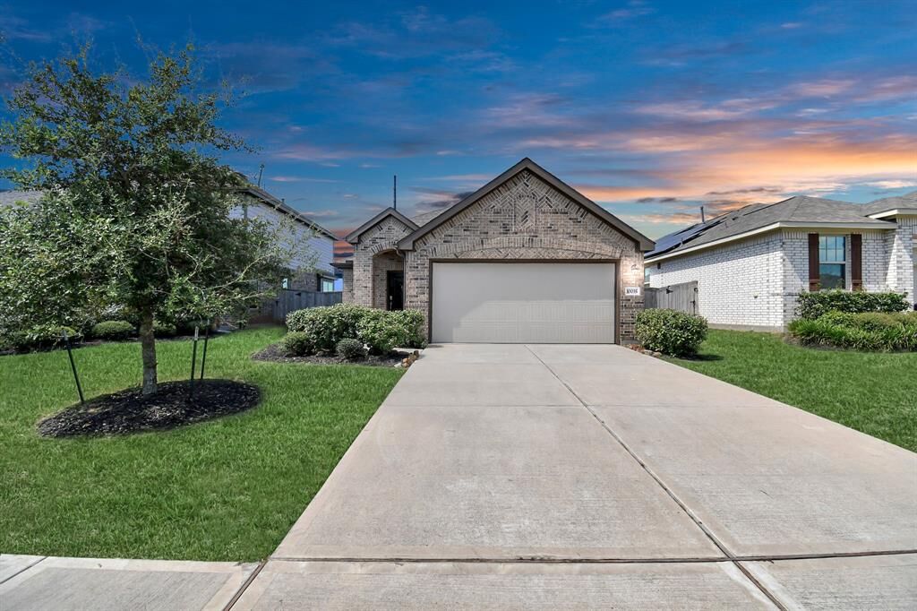 Property Photo: 2310 Pettingell Way TX 77373