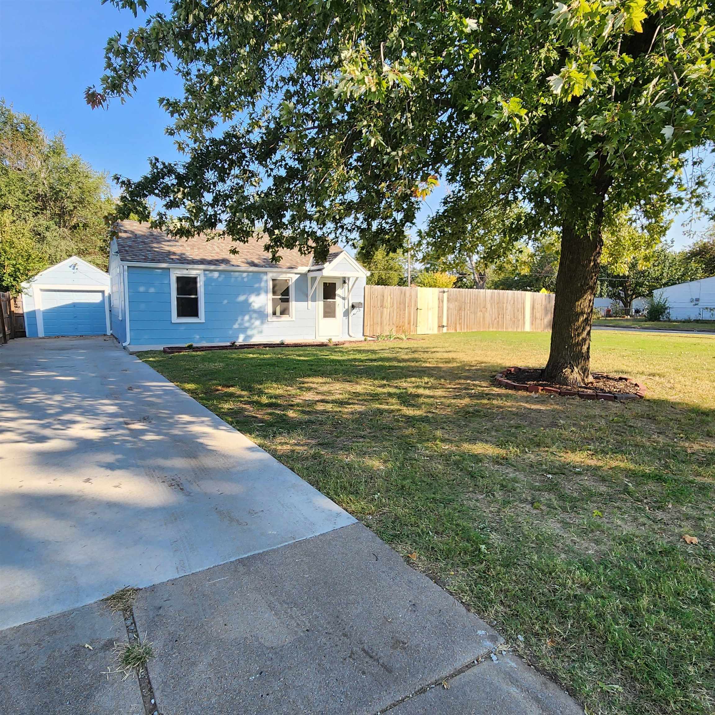 Property Photo:  1758 S Fern St  KS 67213 