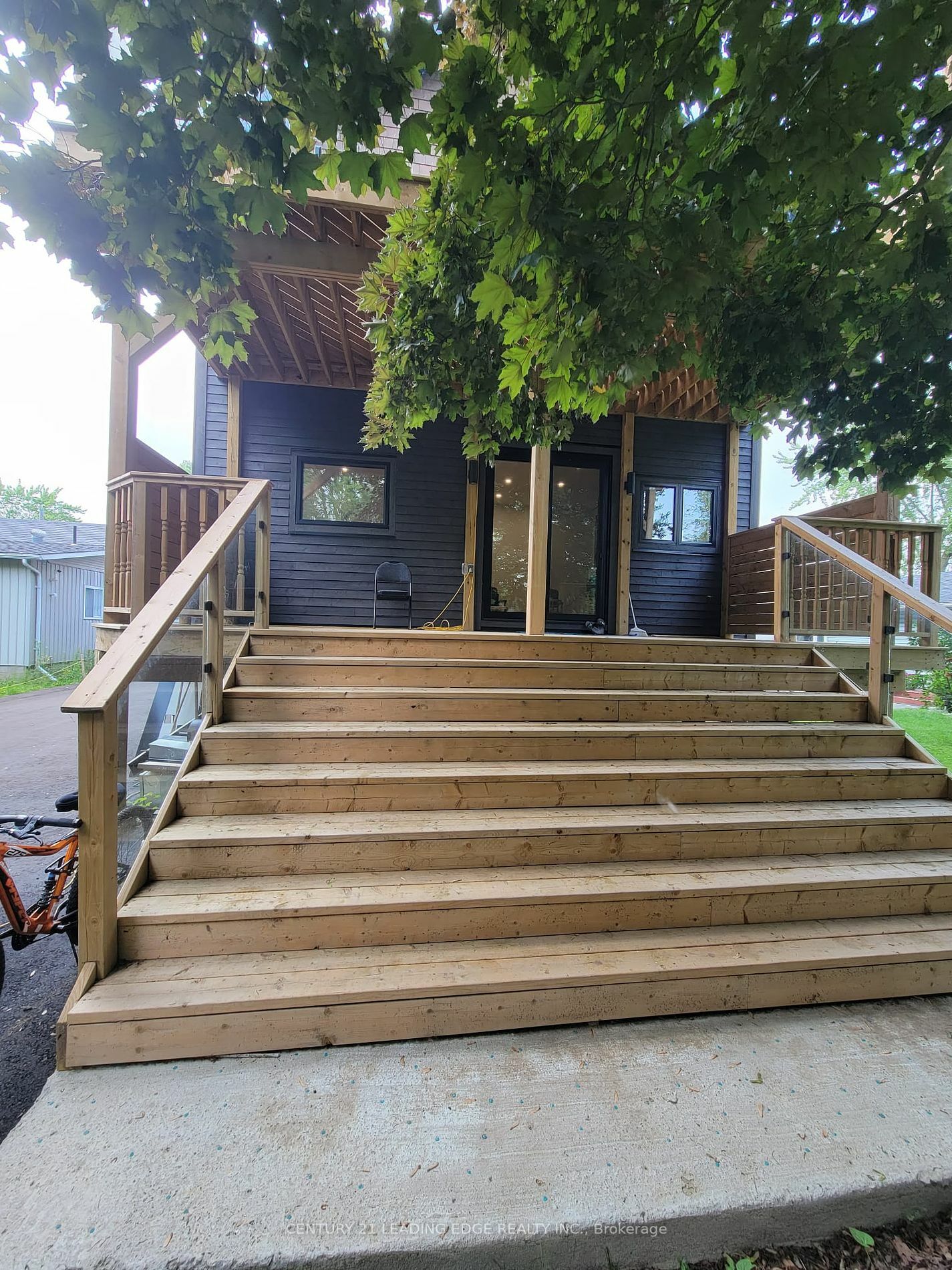 Photo de la propriété:  215 Bayview Ave  ON L4P 2T3 