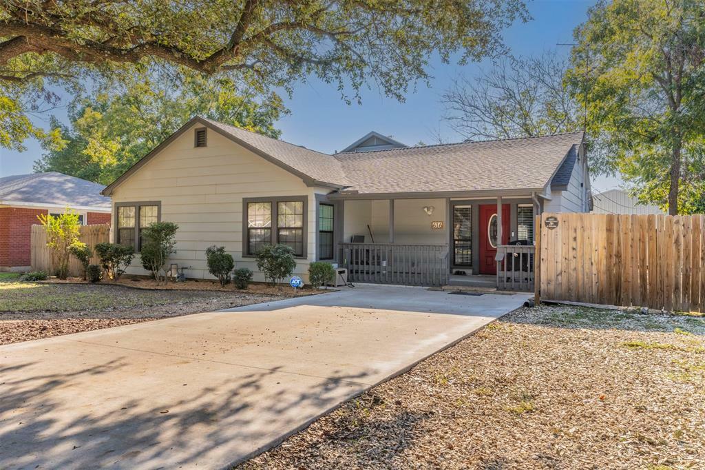 Property Photo:  616 Bellevue Drive  TX 76033 