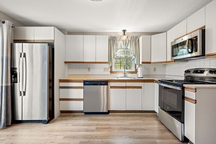 Property Photo:  275 Sunderland Rd 275  MA 01604 