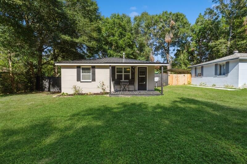 Property Photo:  1226 E Chestnut Avenue  FL 32539 