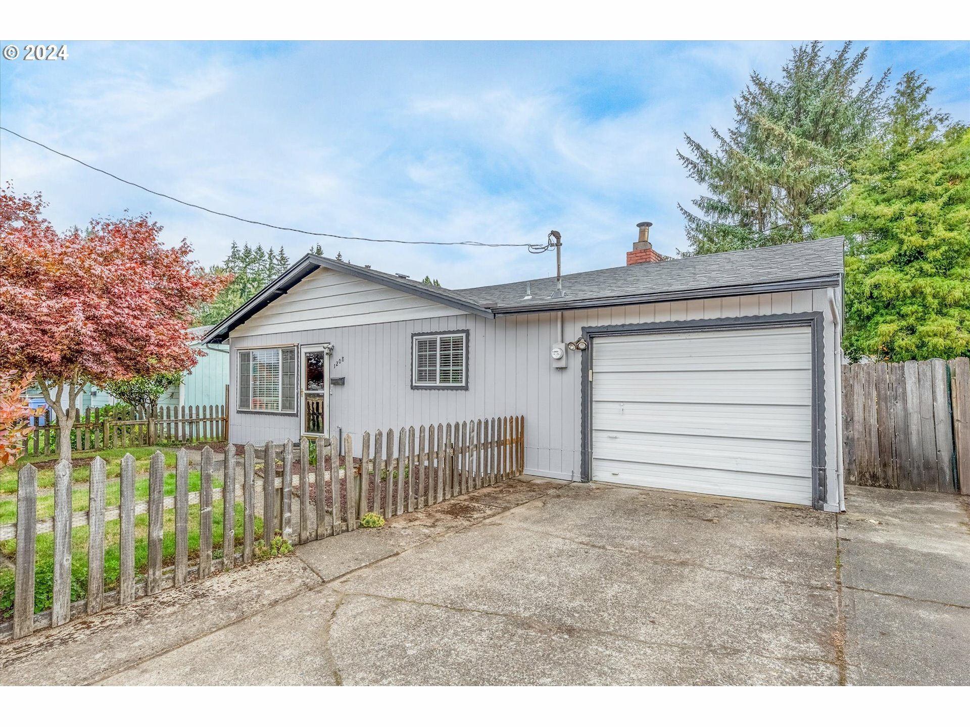 Property Photo:  1208 S 8th Ave  WA 98626 