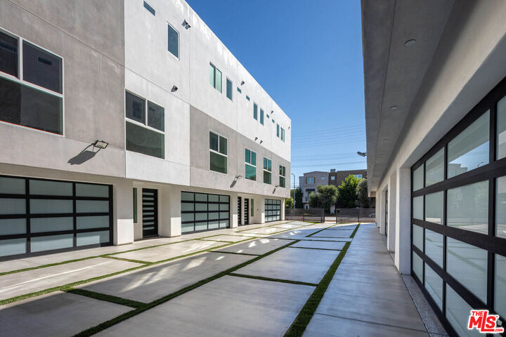 Property Photo:  5653 Hazeltine Ave  CA 91401 