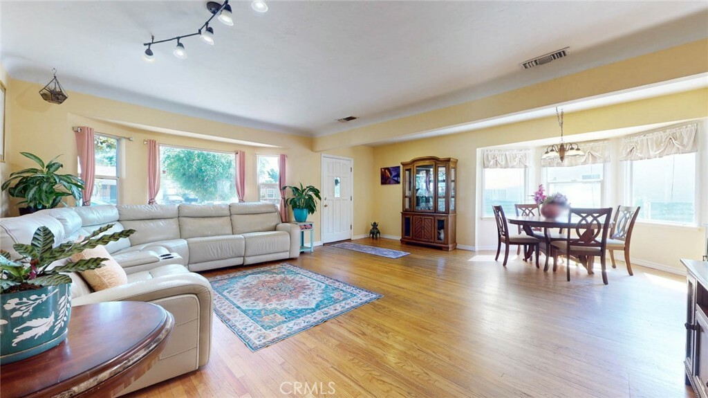 Property Photo: 6713 Hinds Avenue CA 91606