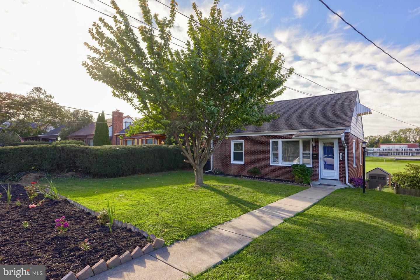 Property Photo:  1008 Maple Avenue  PA 17603 