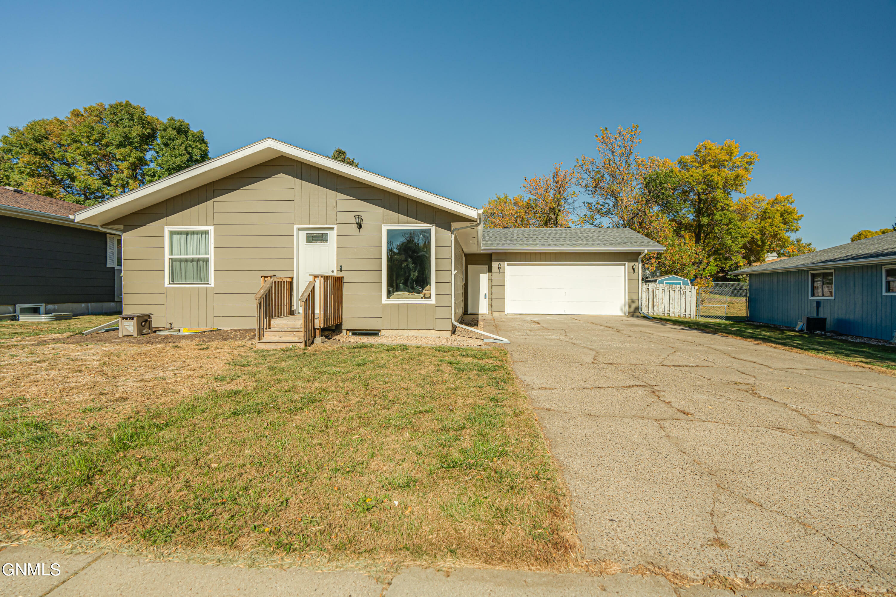 Property Photo:  2200 Grant Drive  ND 58501 