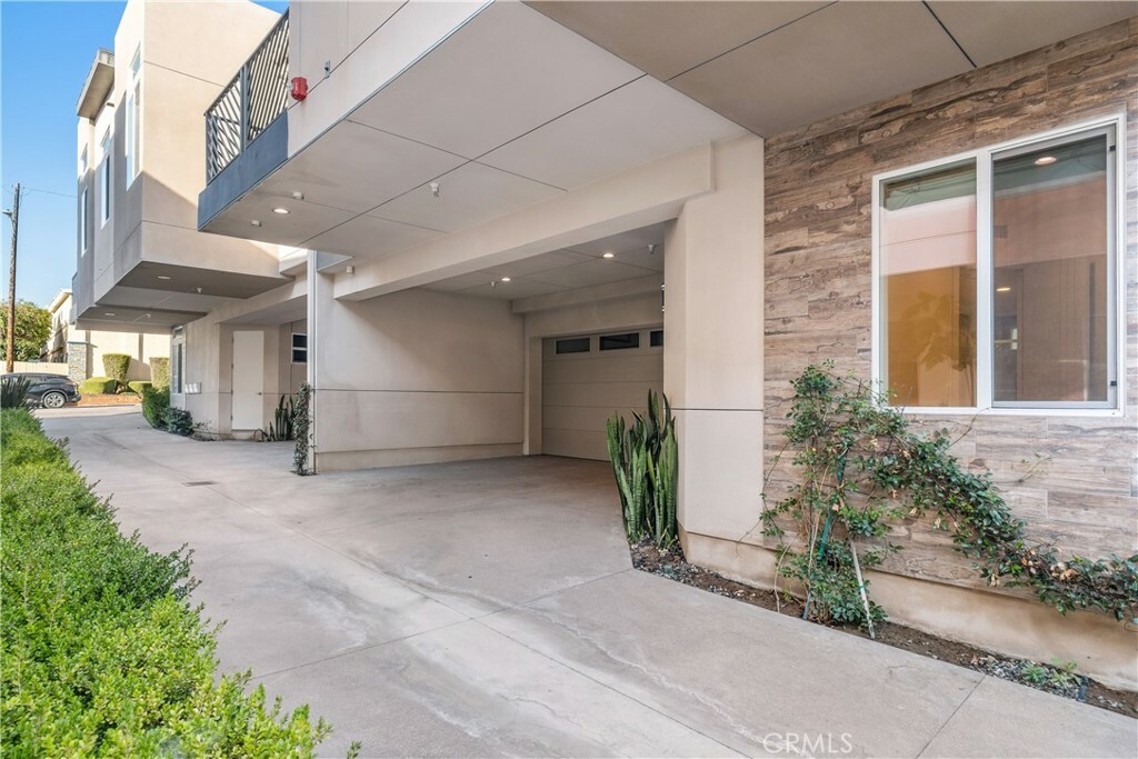 Property Photo:  2518 Nelson Avenue B  CA 90278 