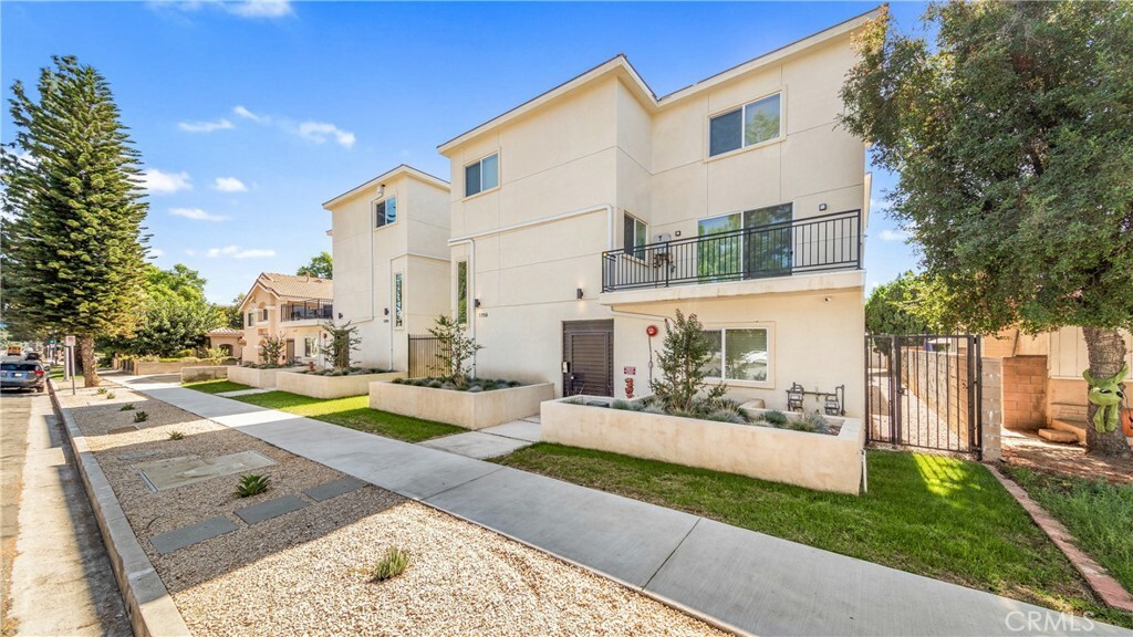 Property Photo:  17158 Chatsworth Street 3  CA 91344 