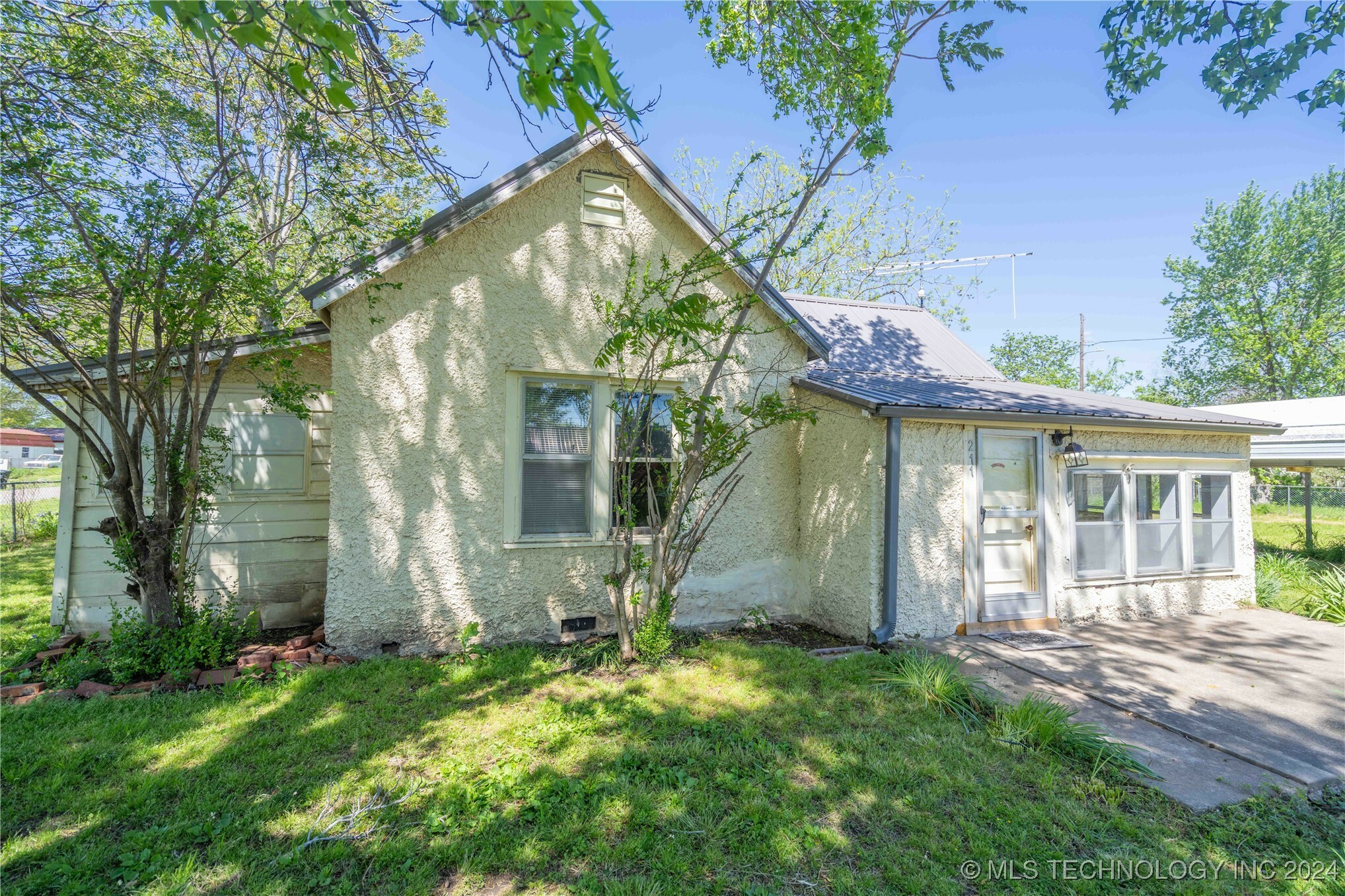 Property Photo:  211 W Chickasaw Avenue  OK 74455 