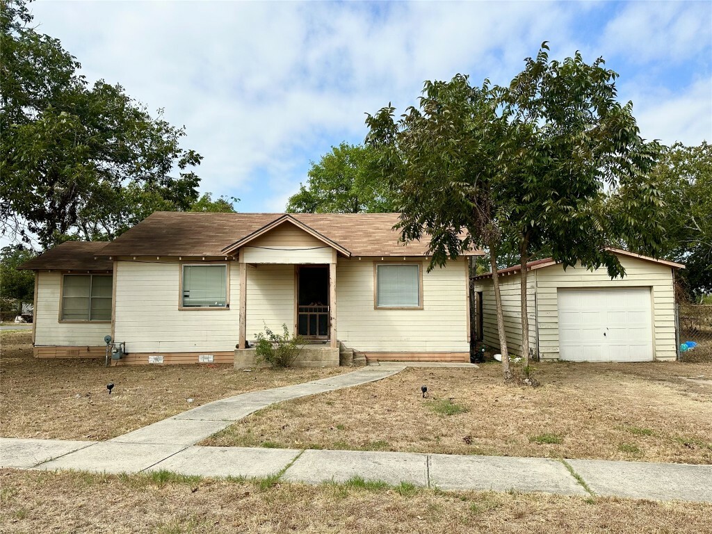 219 Elm Avenue  Luling TX 78648 photo