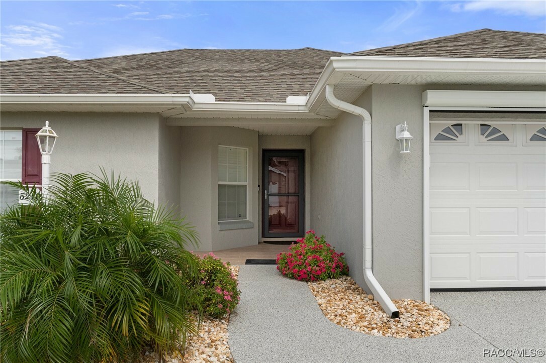 Property Photo:  5212 Oxford Court  FL 34785 