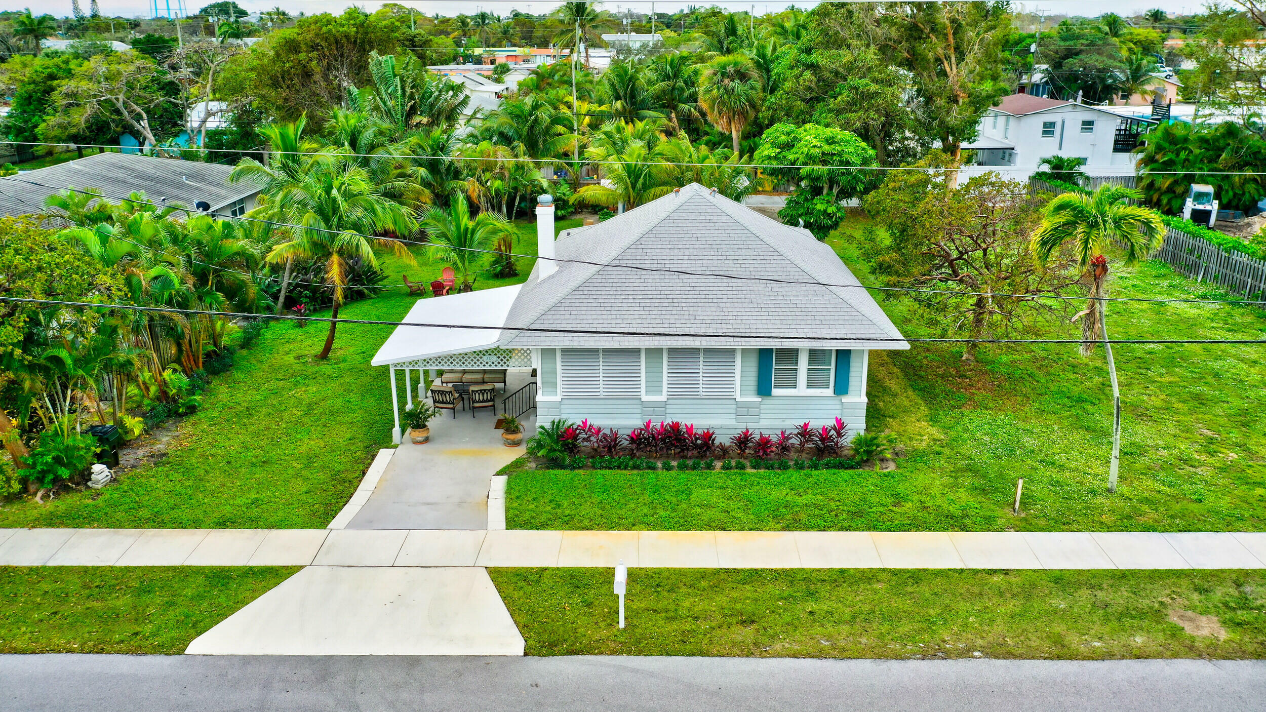 Property Photo: 320 SE 4th Avenue FL 33483