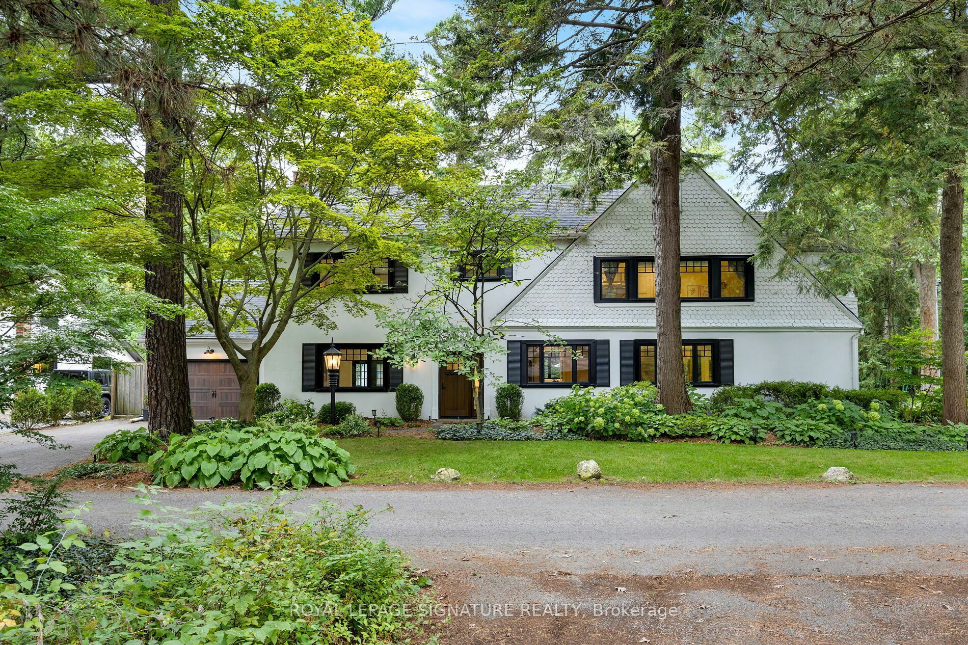 Property Photo:  892 Tennyson Ave  ON L5H 2Y7 