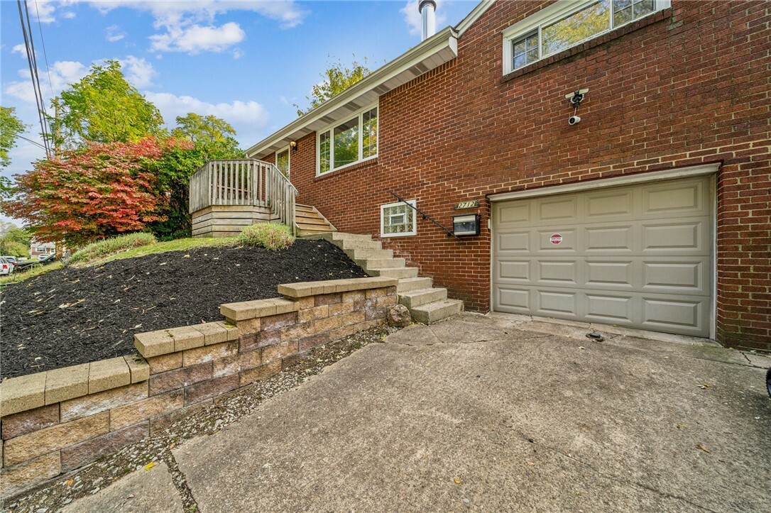 Property Photo:  2712 Jordan Ave  PA 15235 