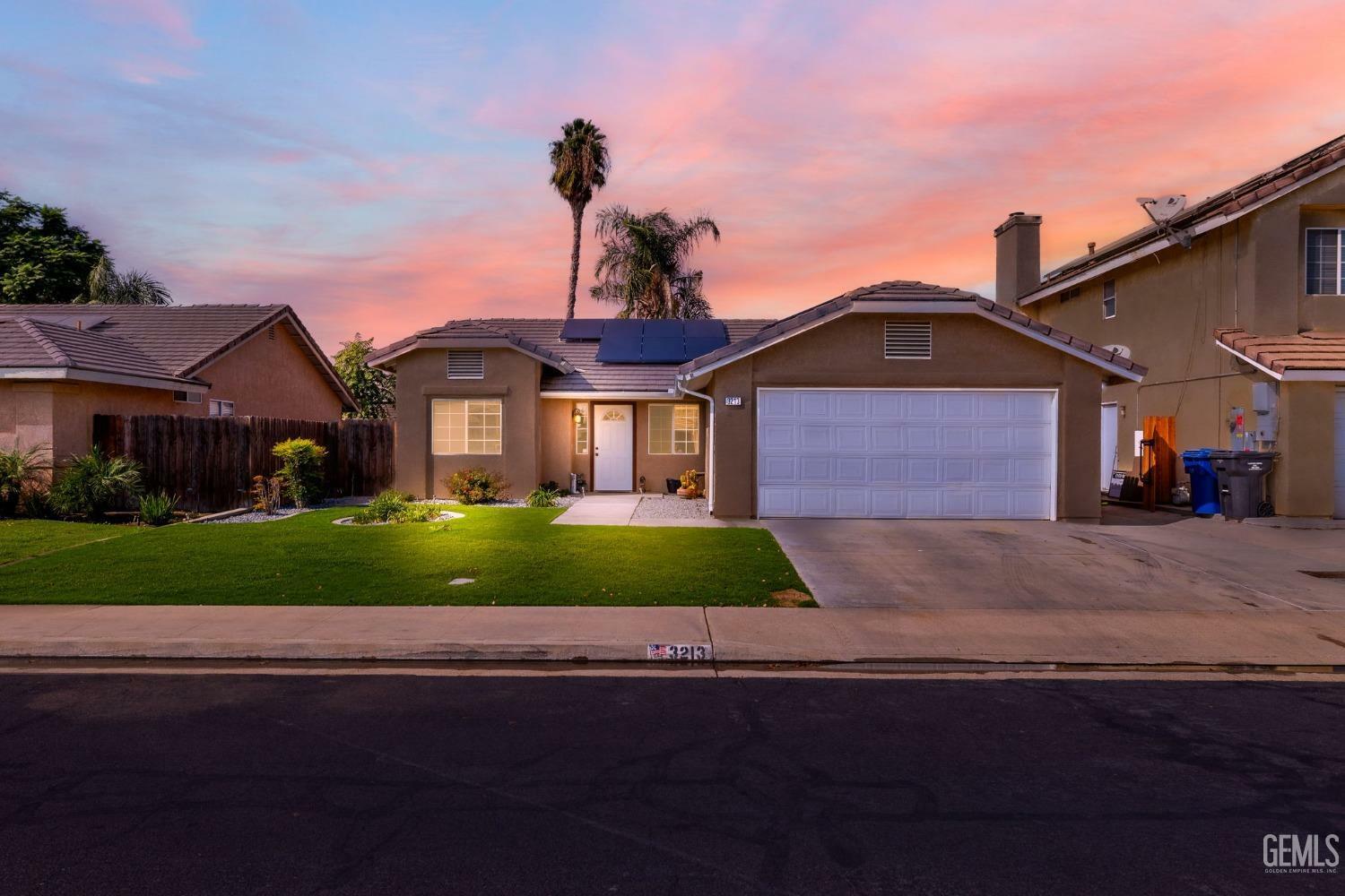 Property Photo:  3213 Chuckwagon Street  CA 93312 