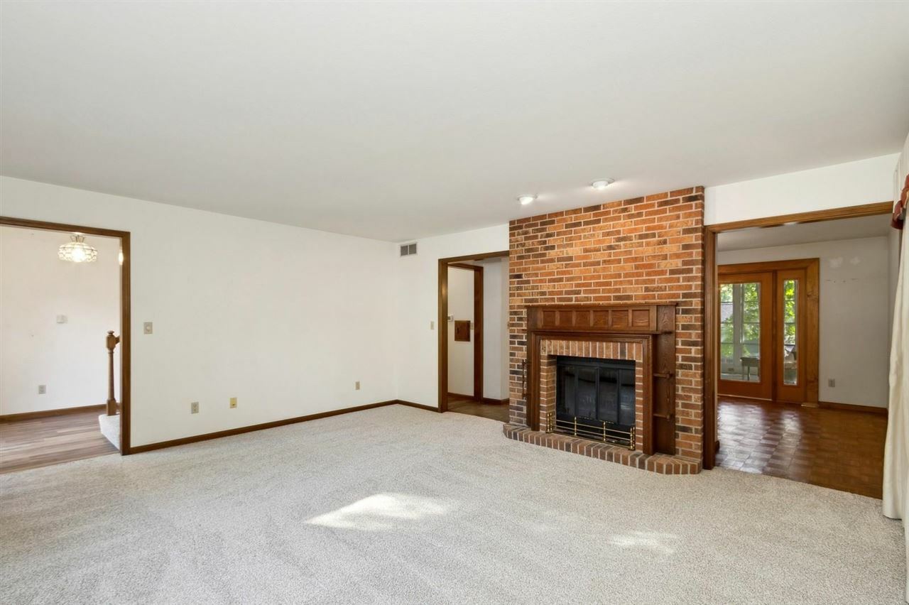 Property Photo:  1725 Winston Dr  IA 52245 