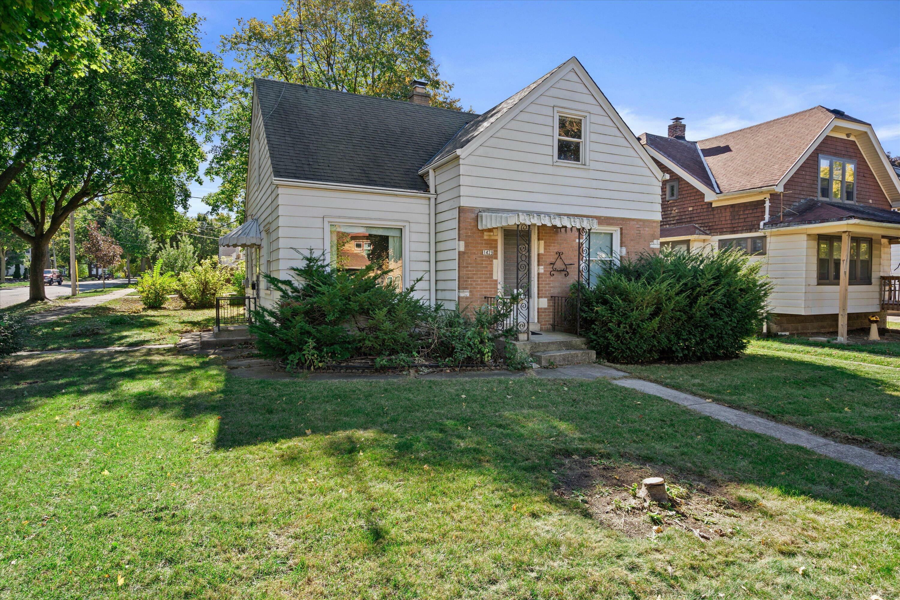 Property Photo:  1429 E Saveland Ave  WI 53207 