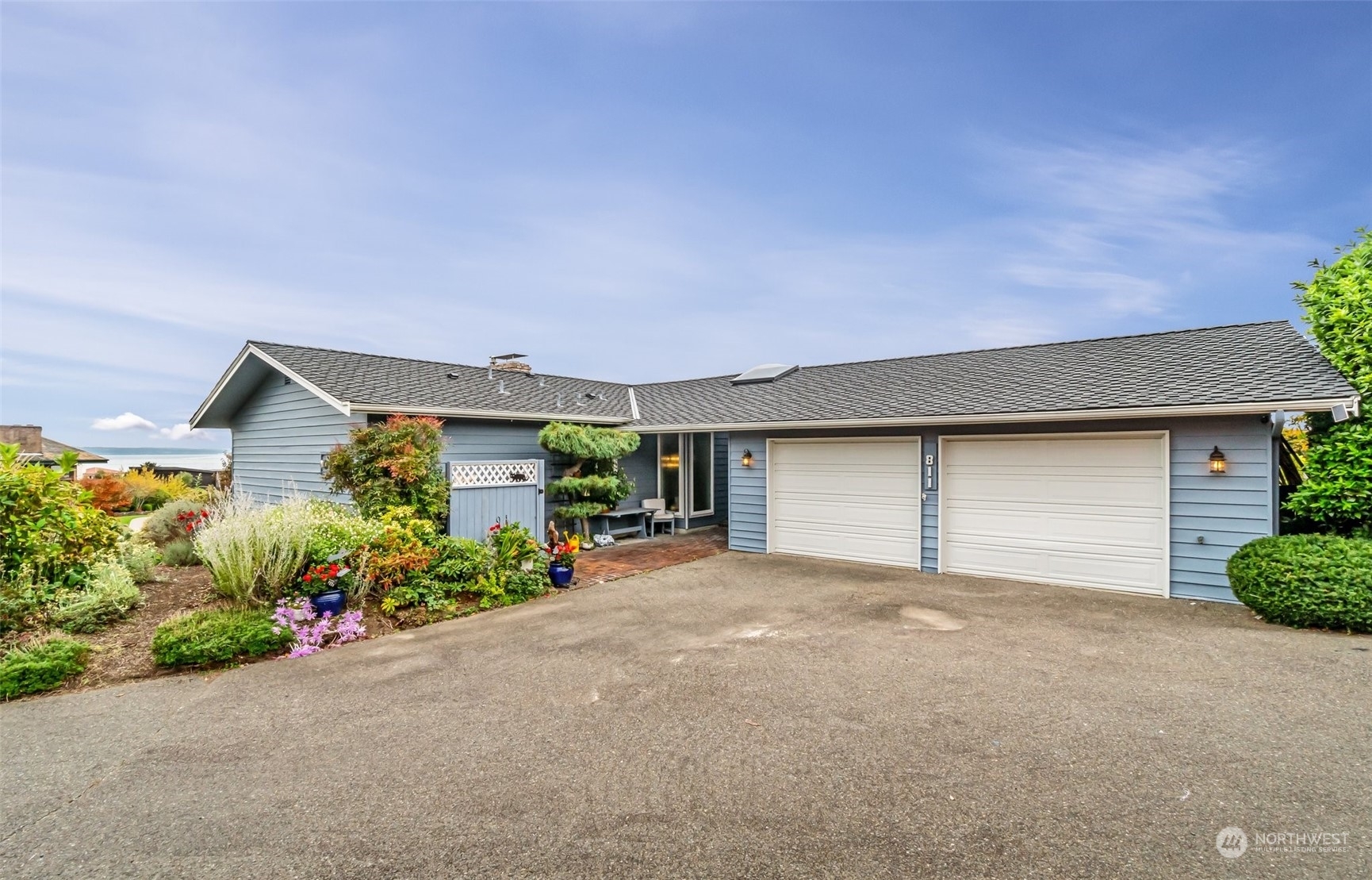 Property Photo:  811 Somerset Lane  WA 98020 