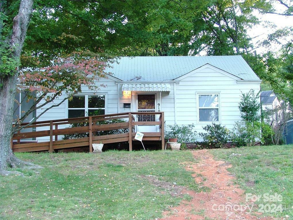 Property Photo:  910 Everett Place  NC 28205 