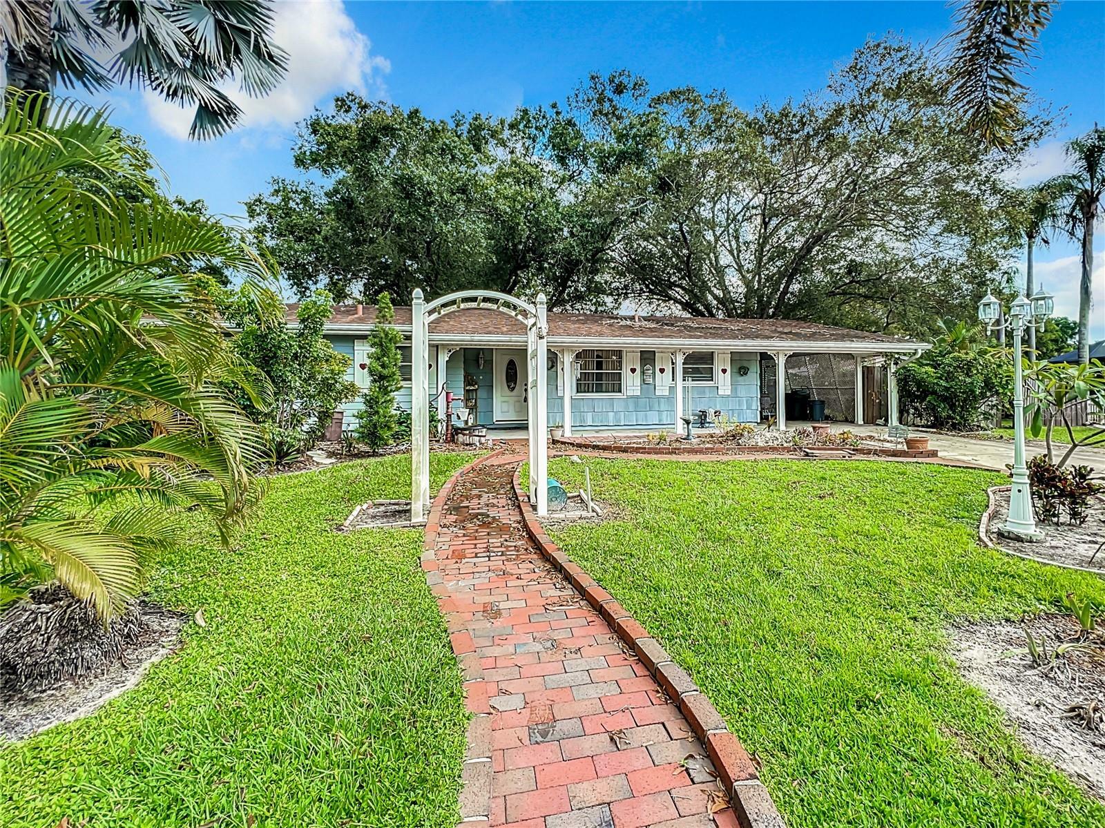 Property Photo:  826 Lillian Ln  FL 34243 