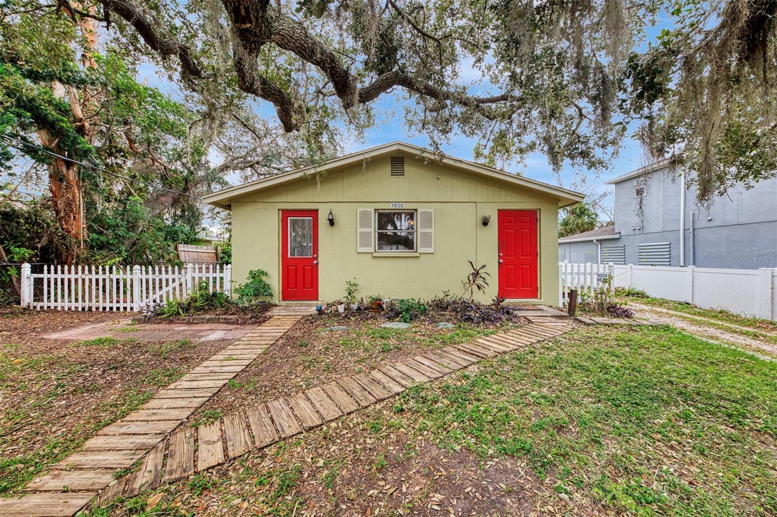 Property Photo:  1802 Robinhood Street  FL 34231 