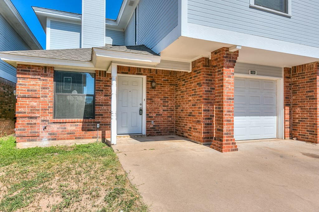 Property Photo:  1006 Holiday Dr  TX 76901 