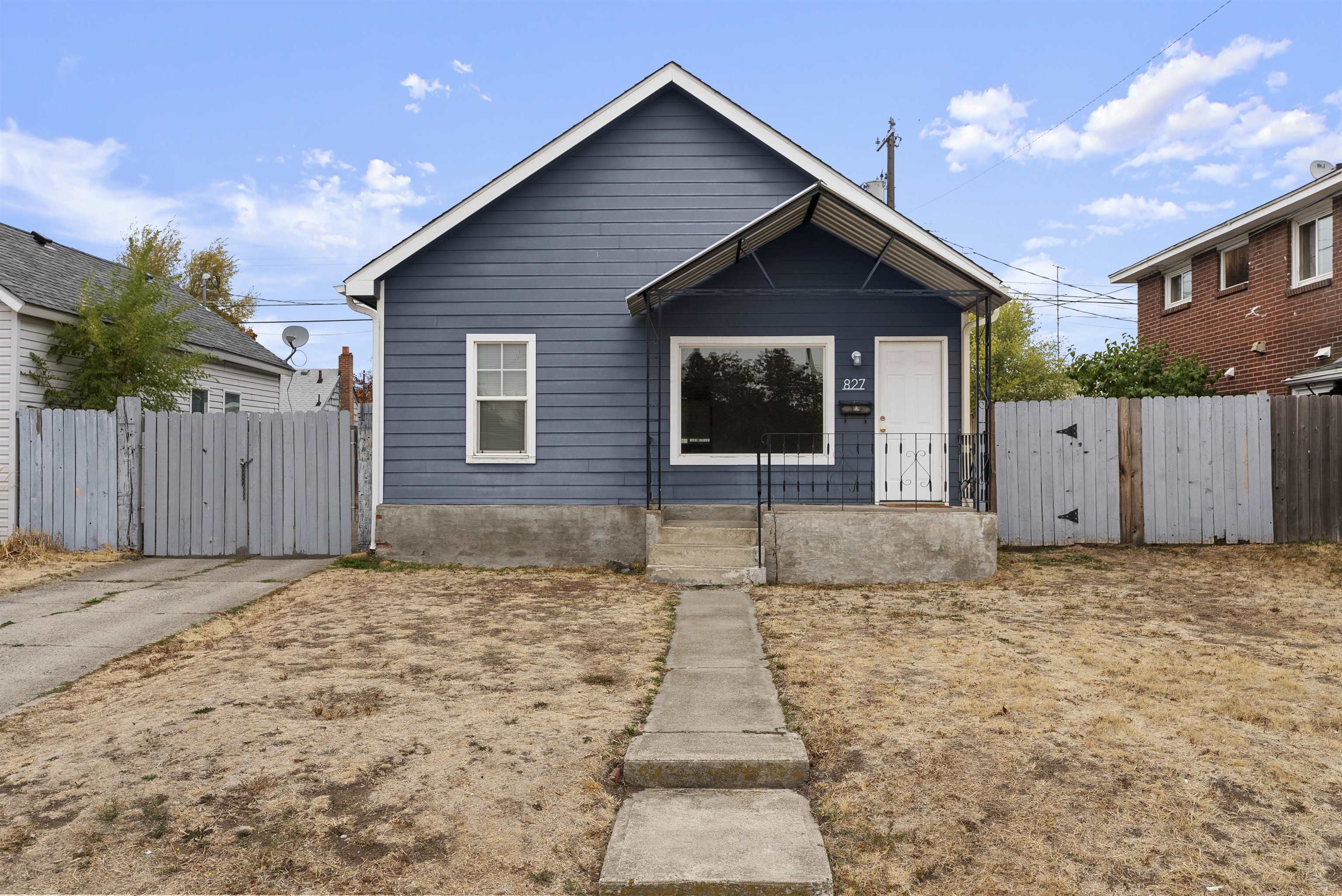 Property Photo:  827 E Hoffman Ave  WA 99207 