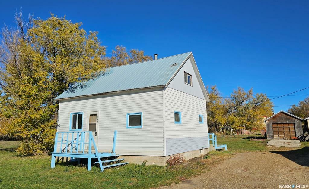 Property Photo:  152 1st Street E  SK S0H 2W0 