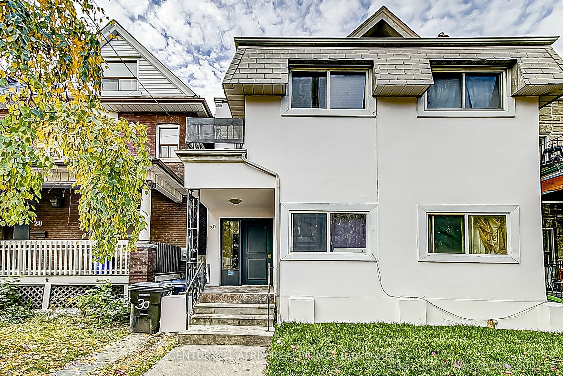 Photo de la propriété:  30 Lansdowne Ave  ON M6K 2V8 