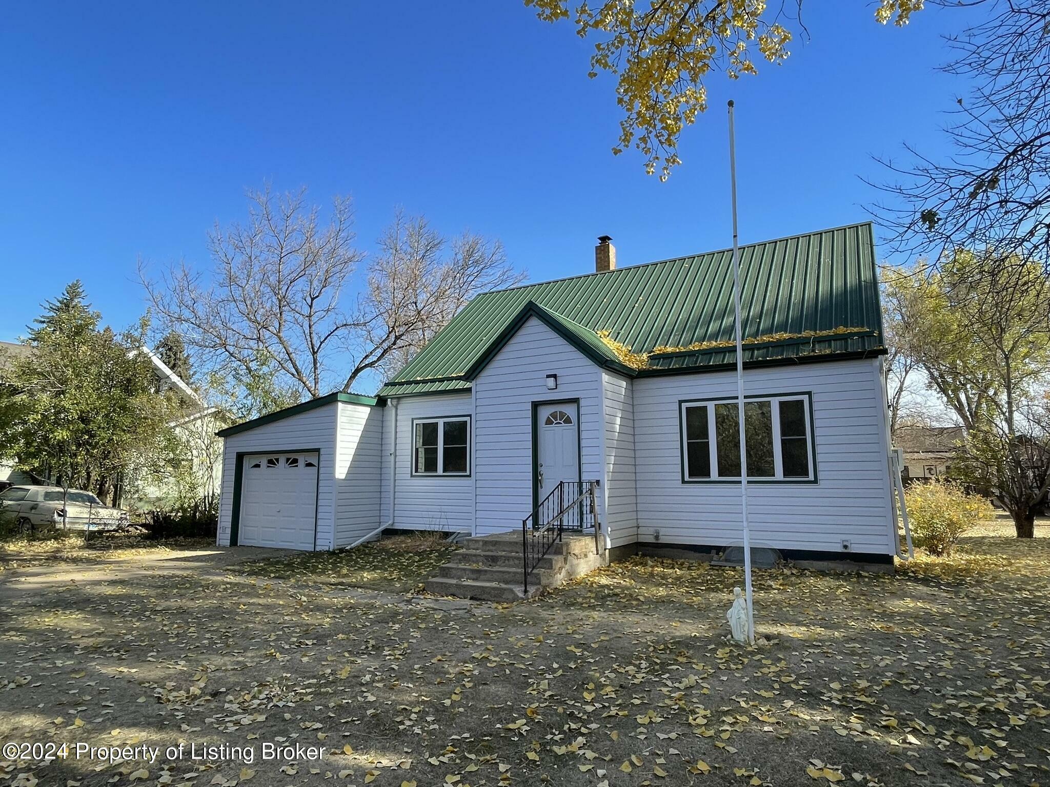 Property Photo:  116 5th St NE  ND 58622 