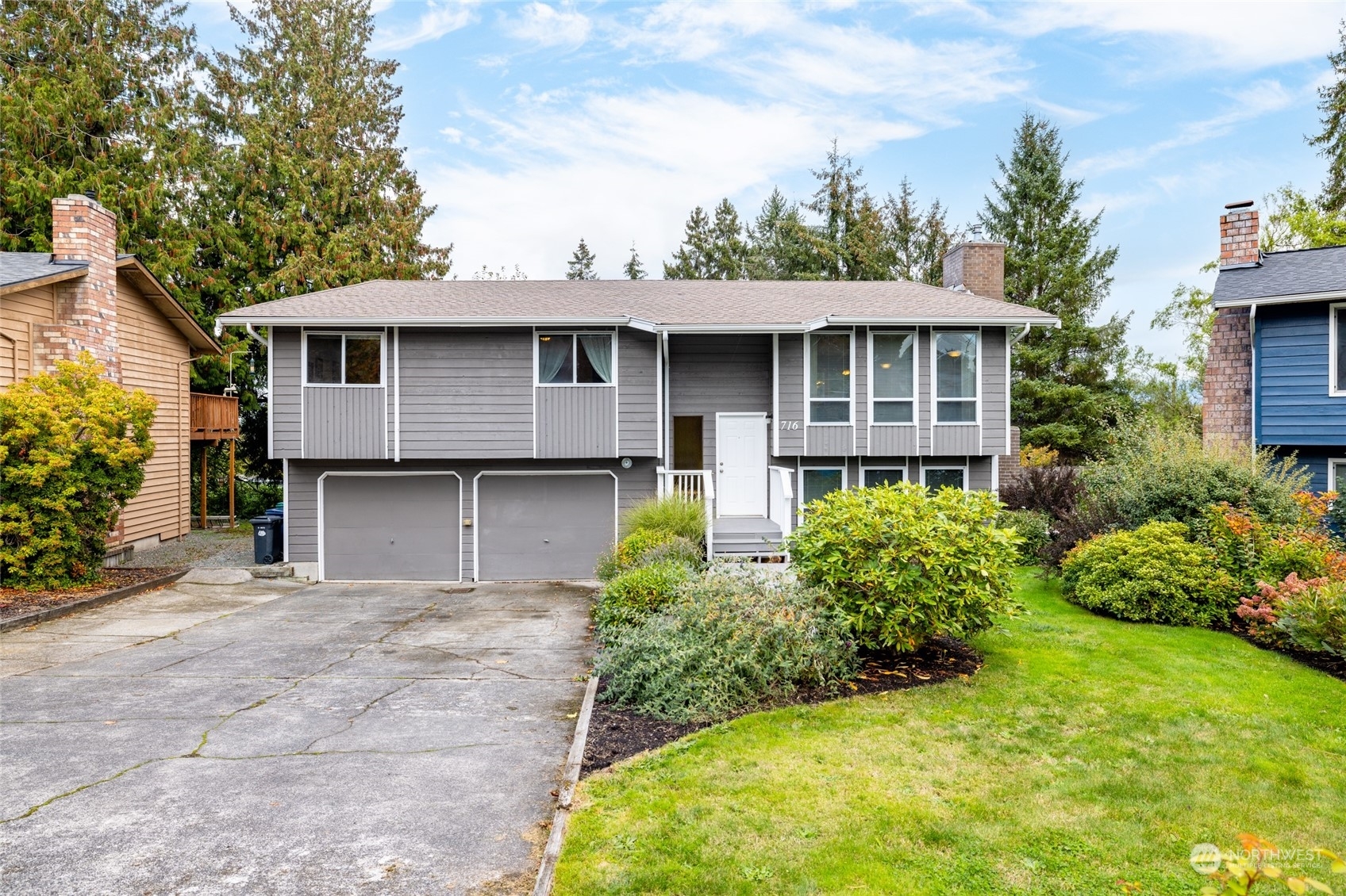 Property Photo:  716 N 18th Place  WA 98273 