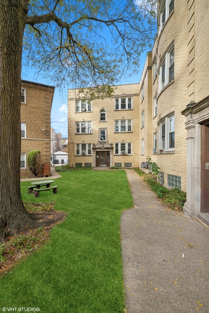 4450 W Gunnison Street 3C  Chicago IL 60630 photo