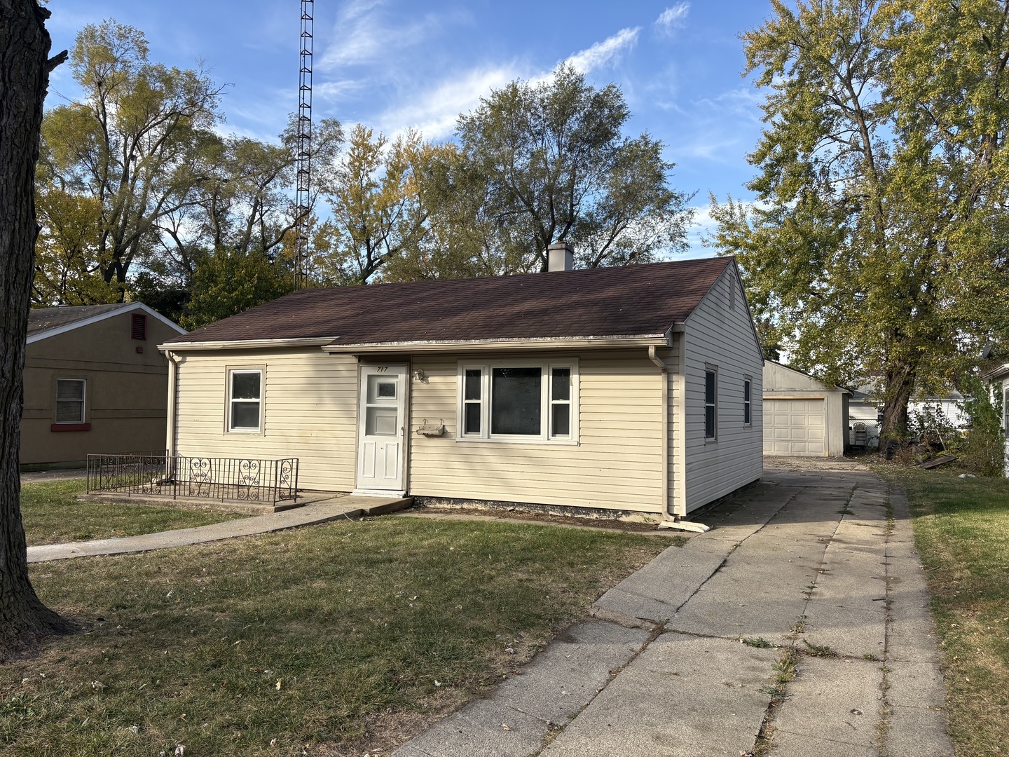 Property Photo:  717 N Webster Circle  IL 60901 