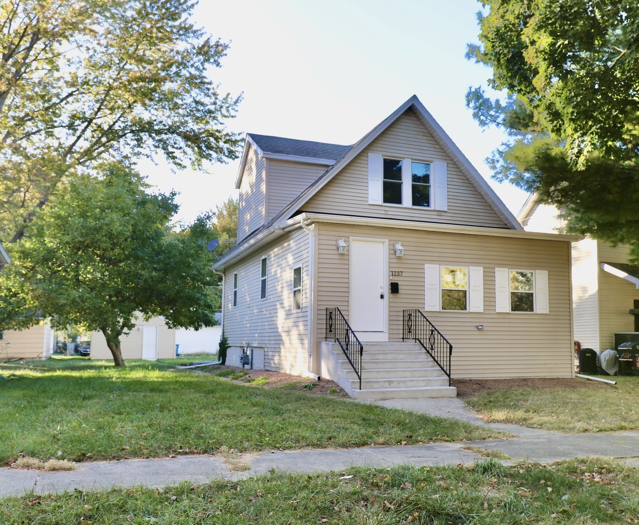 Property Photo:  1137 S 4th Avenue  IL 60901 