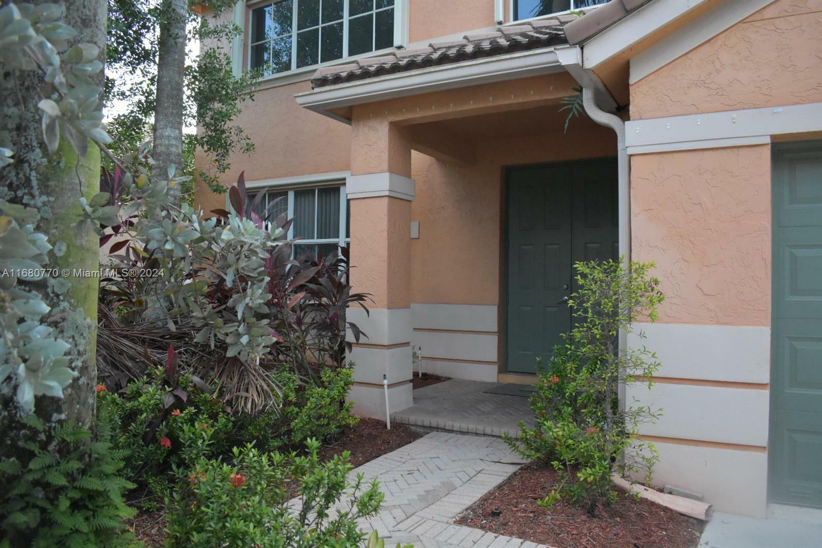 Property Photo:  940 Tulip Cir  FL 33327 