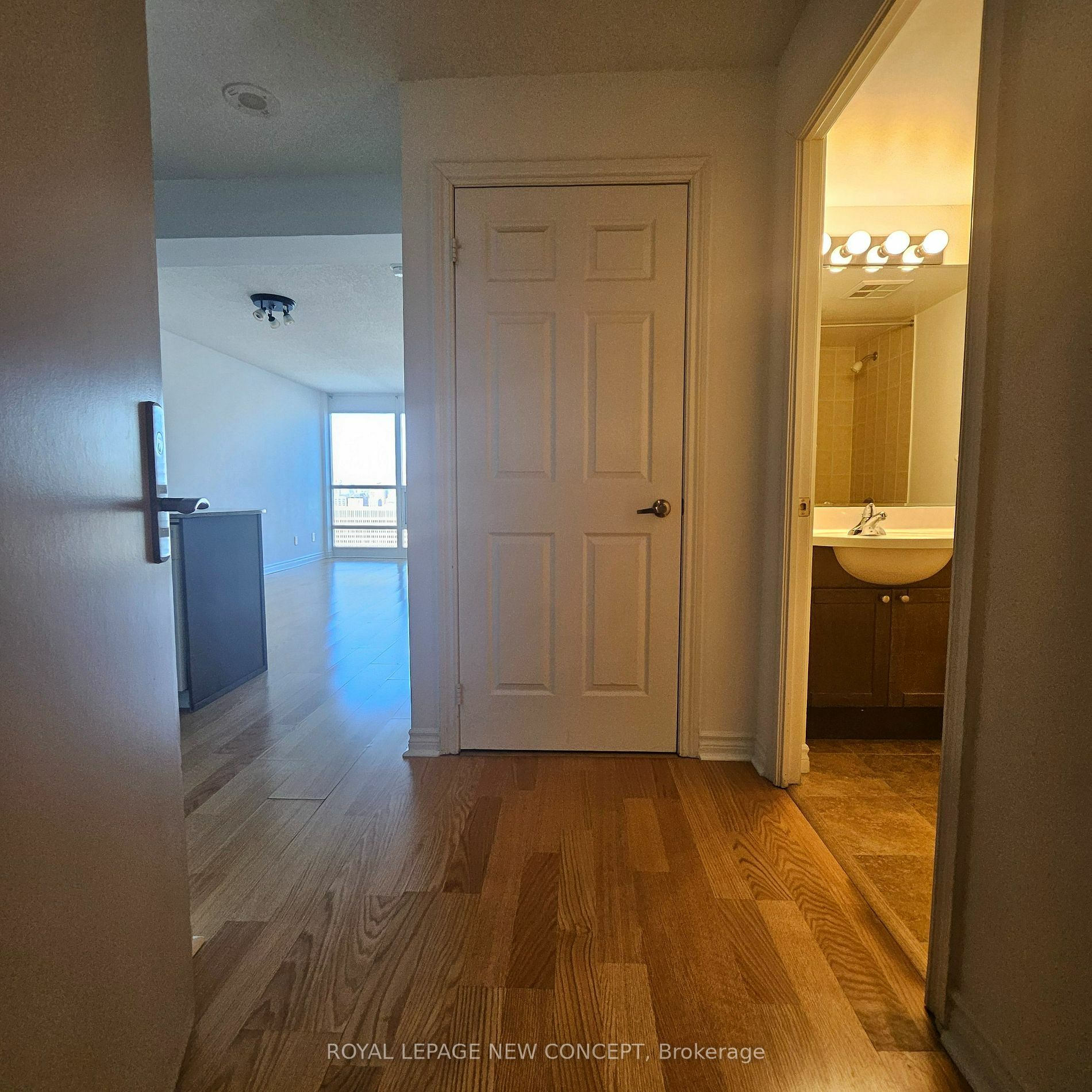 Property Photo:  763 Bay St 3013  ON M5G 2R3 